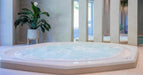 Jacuzzi Hydra Aquavia avec 16 jets d’hydrothérapie et 16 buses d’air