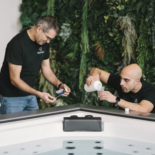 Conseil technique Provence Spa – démonstration d’entretien de spa Aquavia